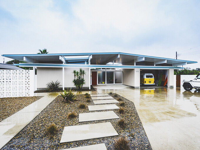 VW タイプIIが収められた、アメリカの西海岸を思わせる海沿いのガレージハウス【EDGE HOUSE】