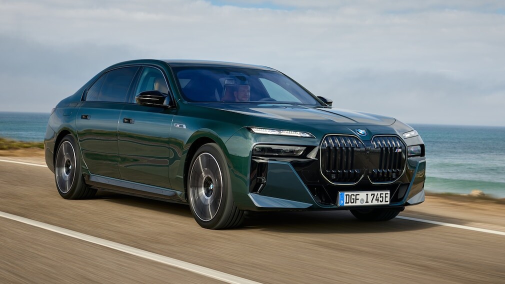 静粛性、パワー、豪華さを兼ね備えたバイエルン製高級サルーン「BMW 7シリーズ」の全情報！