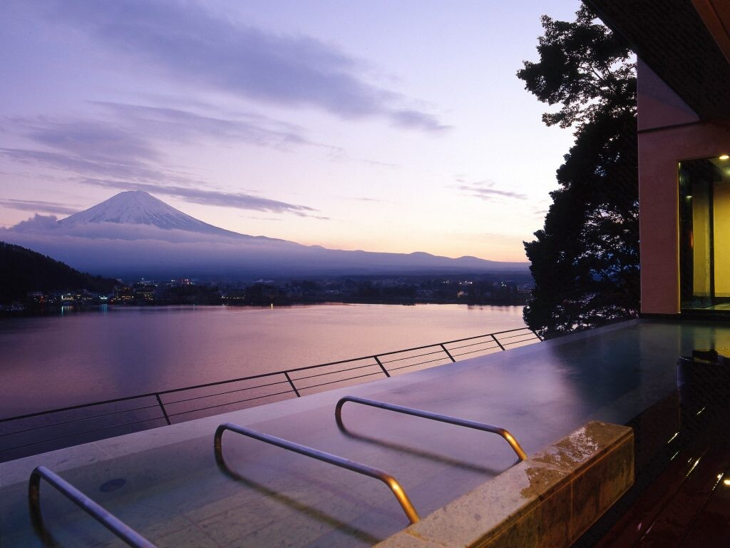 雄大な富士山を望む「THE KUKUNA」のインフィニティ風呂【こだわりの宿30選】