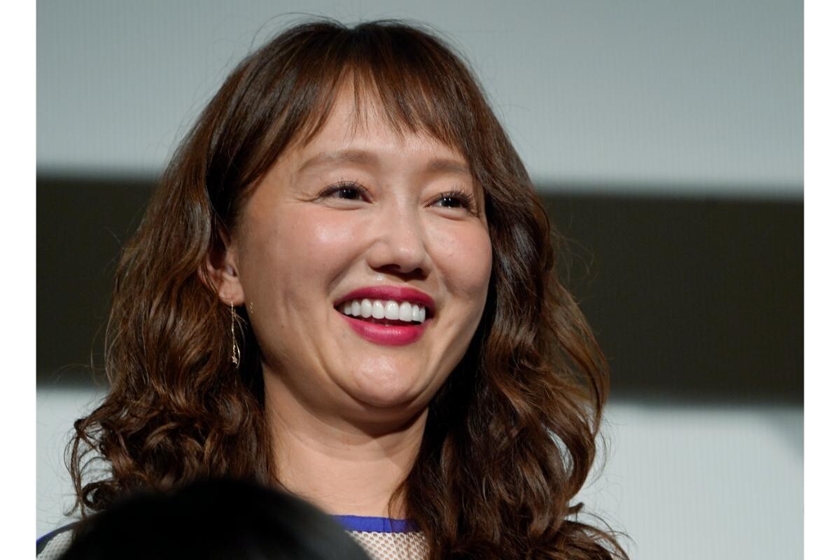 女優「工藤夕貴」の愛車「トヨタのミニバン」が“豪華ウッド内装”に！ わずか1時間で「大変身」!? オシャレ“車中泊”仕様の「シエンタ」カスタムとは