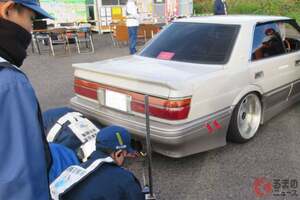 運輸局“怒り”の命令「いますぐクルマを直せ！」 「東北道」に出現した“大迷惑”「爆音・フルスモ・ハミタイ」の旧車セダンをその場で“摘発”！ 黒磯板室で不正改造車の検問取締り実施