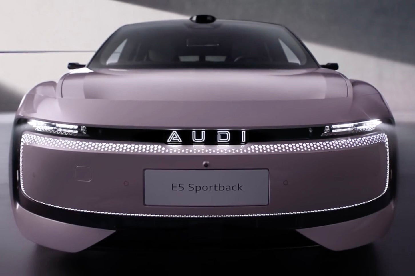 なぜアウディは中国専用の新ブランド「AUDI」を立ち上げたのか？ 第1弾モデル「E5スポーツバック」を解説！【新車ニュース】