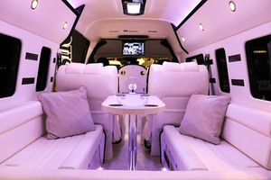 トヨタ「ハイエース」が高級スイートルームに！ 豪華な車中泊を楽しめるラグジュアリーなキャンピングカー