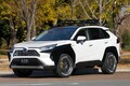 【アドベンチャーだけじゃないよ】なんか近未来な感じもする！　前後オバフェンだけで新型RAV4の標準車をオフ系に！