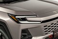 トヨタ新型「RAV4」初公開！ 「バンパー＆グリル合体」の“斬新顔”＆最新ハイブリッド採用!? ７年ぶり全面刷新の「新モデル“中核仕様”」どんなクルマ？