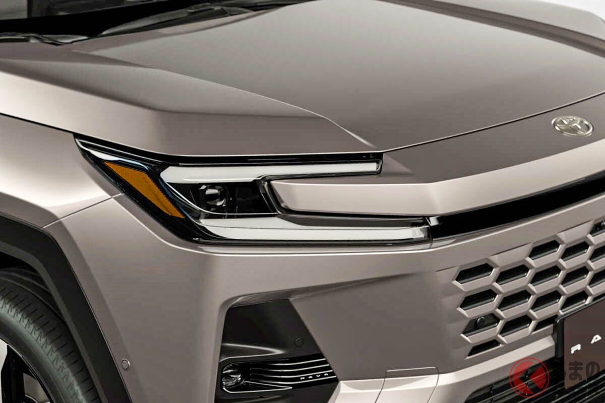 トヨタ新型「RAV4」初公開！ 「バンパー＆グリル合体」の“斬新顔”＆最新ハイブリッド採用!? ７年ぶり全面刷新の「新モデル“中核仕様”」どんなクルマ？