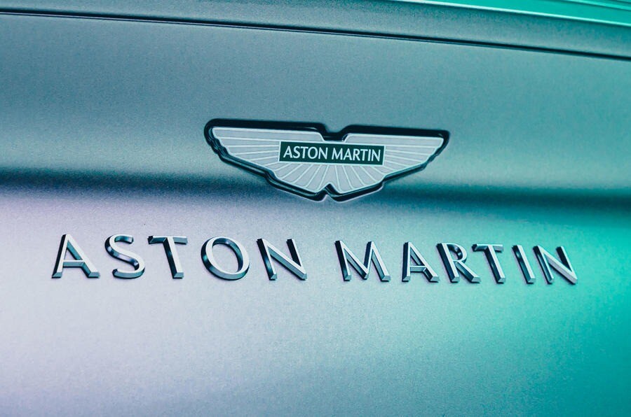新型アストン マーティンDB12ヴォランテ　まもなく公開か　布製ルーフのコンバーチブル