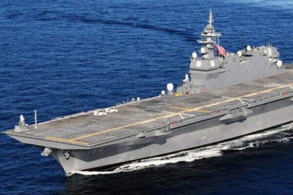 「空母化」進む海自の巨艦が偉業達成！ 航空機の無事故着艦が“大台“に到達 艦載機を並べて記念撮影も