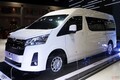 トヨタ新型「ハイエース」日本はなぜ出ない？ 海外先行発売の新モデルは国内販売あるのか