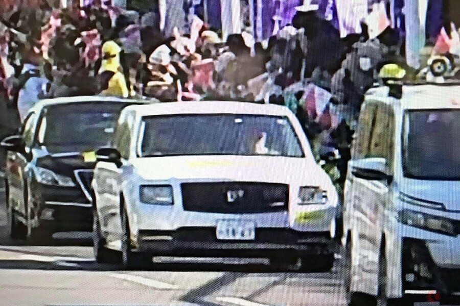 箱根駅伝で「白い派手なセンチュリーが走ってる！」とSNSでも話題　実はトヨタ社長の特注車