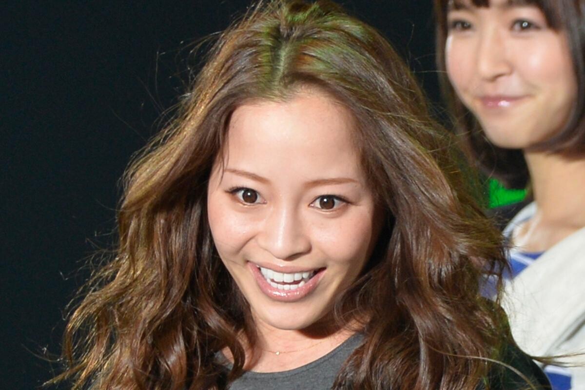 「小森純」、”夫が無断購入した”「外車」に”激怒”！ 「マジ無理」と声上げる「ド迫力ミニバン」どんなクルマ？ アルファードじゃなかった「途中で止まりそう」なクルマとは