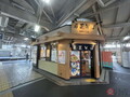 「まさかのトッピングが乗った“駅そば”」どんなもの？ 食べてみたらイイぞ！ 最終形態は“罪深き悪魔的ウマさ”に