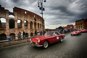 総勢80台超のクラシック・フェラーリがローマへ集結！ 時空を超えたクルマと町の共演