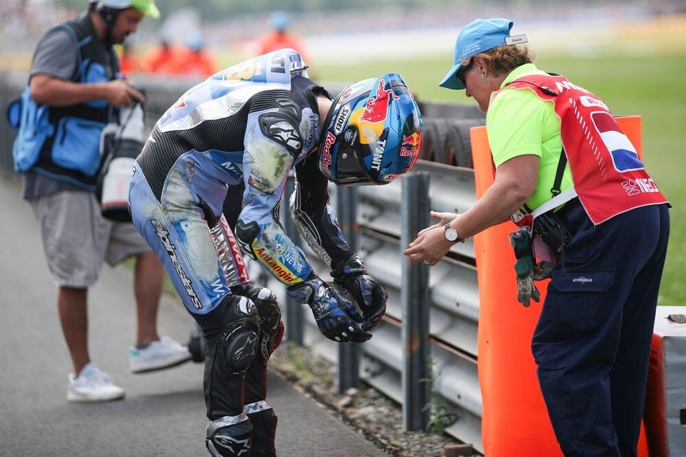 アレックス・マルケス、オランダGPクラッシュで左手骨折、すぐさま手術へ。回復予定は月曜日に判明