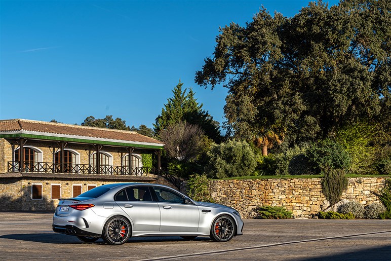 【メルセデスAMGがV8回帰か？】「C63」にフラットプレーンクランクV8の噂、4気筒PHEVはついに終焉へ