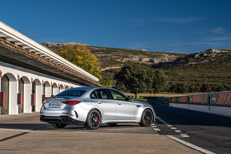 【メルセデスAMGがV8回帰か？】「C63」にフラットプレーンクランクV8の噂、4気筒PHEVはついに終焉へ