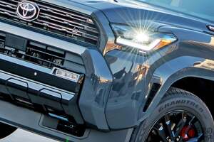 トヨタ新「ハイラックスサーフ後継機」発表！ 全長5m級「“ド迫力”カクカク」デザイン×3列シートの大型SUV！ 本格「四駆」で走破性もスゴい最新「4ランナー」2026年モデル米国で発売へ