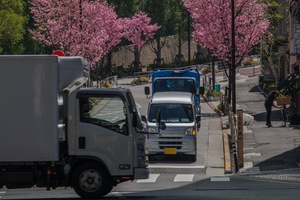 信号のない交差点で鉢合わせ……ってドッチ優先か迷ってない？　左方からくる車両を妨害すると道交法違反になる！