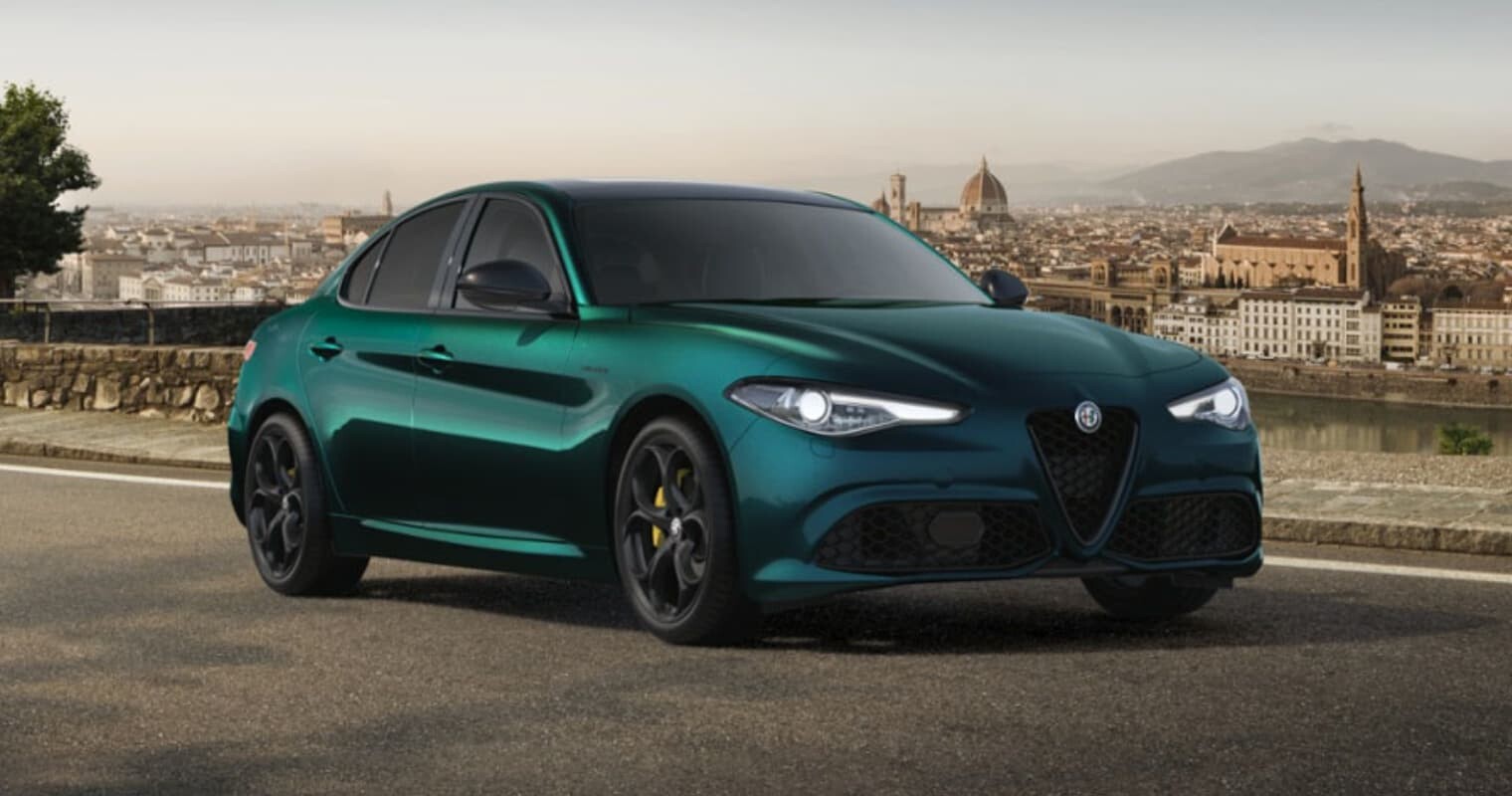 印象激変！グリーンメタリックのボディーがクールなアルファ ロメオの