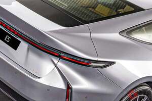 7年ぶり全面刷新！ レクサス新型「“4ドア”セダン」発売！ 340馬力超え「スポーティモデル」＆高性能4WD仕様もアリな「8代目」ES豪州にも登場