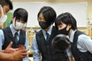 教室にバイク　静岡県の美術系高校生　ホンダ「グロム」のカラーリングでデザイン力を競う