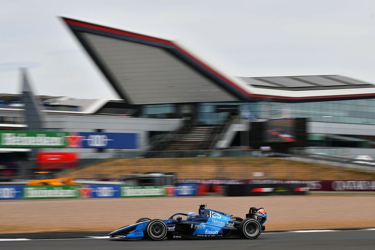アストン育成クロフォードが抜群スタート活かしてウエットレース制す｜FIA F2シルバーストン フィーチャーレース