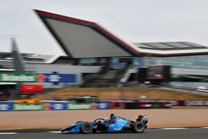 アストン育成クロフォードが抜群スタート活かしてウエットレース制す｜FIA F2シルバーストン フィーチャーレース