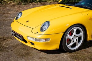 やっぱり空冷ポルシェは人気！ 「993型911ターボ クーペ」が約3500万円で落札…プレスカーとして酷使されてもプレ値はつきます