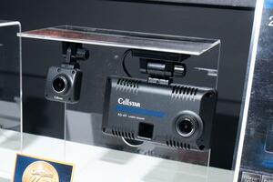 業界初の「レー探」と合体！　2カメラ式ドライブレコーダーが、オービスを検知