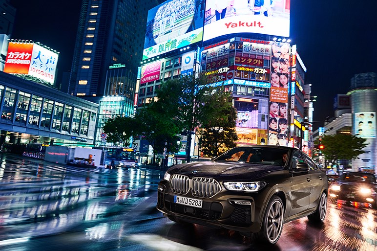 独BMW、新型「X6」を初公開。先代よりロー＆ワイドに進化