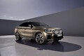 独BMW、新型「X6」を初公開。先代よりロー＆ワイドに進化