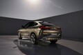 独BMW、新型「X6」を初公開。先代よりロー＆ワイドに進化