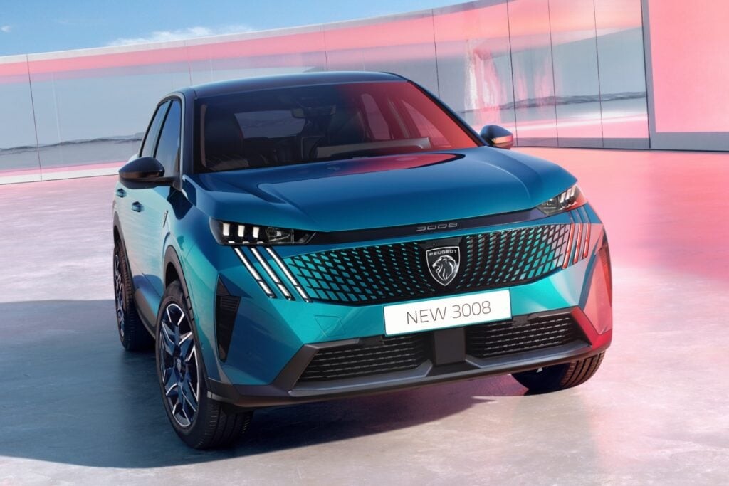 8年ぶり刷新！プジョー新型「3008」燃費も進化した、先進デザイン際立つ次世代SUV