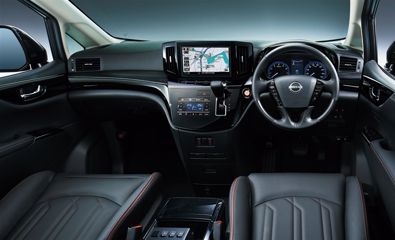 日産が新型「エルグランド」をチラ見せ。第3世代「e-POWER」で走りも燃費も期待大…全貌は25年度末に