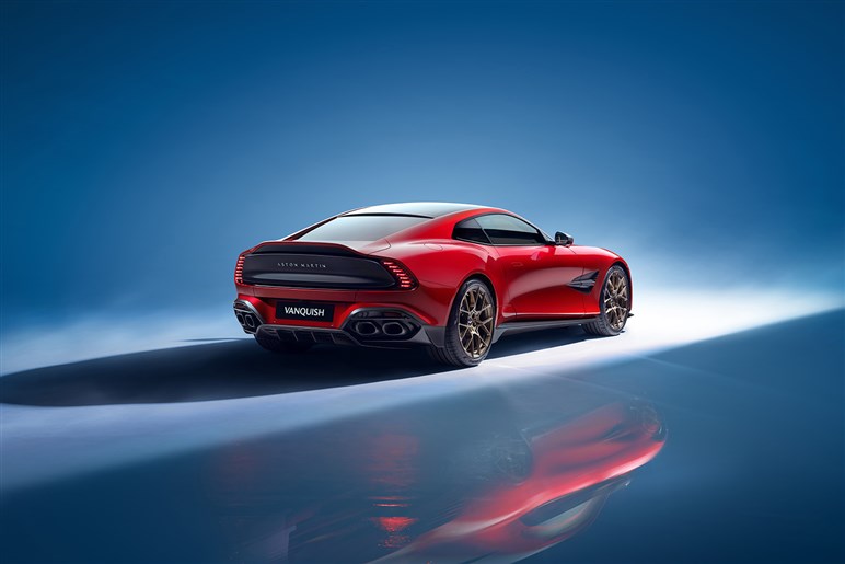 【2026年に登場か】“ハードコア愛好家向け”のアストン「DB12 AMR」をニュルで捕捉　5.2L V12エンジンを搭載か