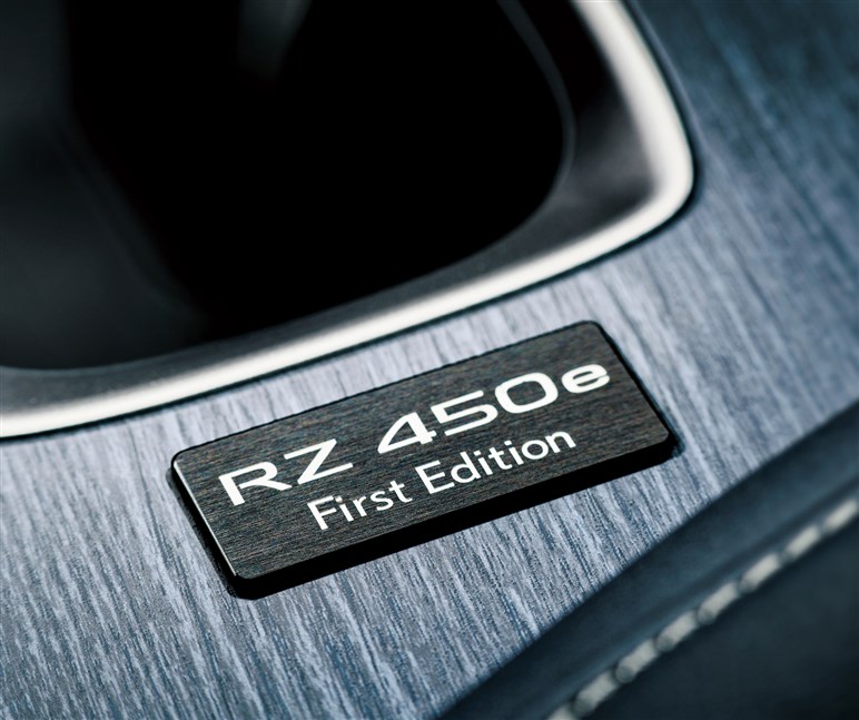 レクサス、BEV「RZ」発売。航続距離494km、価格880万円、500台限定車も