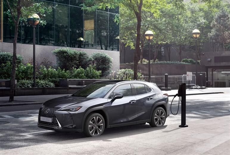 納得？ レクサス、BEV「UX300e」を一部改良。50万円アップも航続距離は40%向上