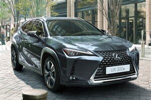 納得？ レクサス、BEV「UX300e」を一部改良。50万円アップも航続距離は40%向上