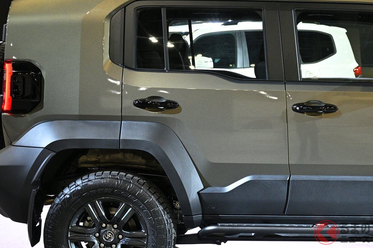 トヨタ新型｢ちいさな“四駆”SUV｣初公開に大反響！ちょうどいい“サイコロ風”ボディに「本気で欲しい」の声多数！ “300万円台”への期待も集まるシリーズ最小の「ランドクルーザーFJ」に熱視線！