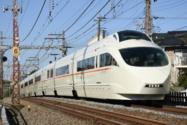 小田急「新型ロマンスカー」デザインが決定！ 展望席を設置した水色の車体に  「VSE」の後継
