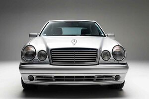 走行距離わずか1620kmのメルセデス・ベンツ「E55 AMG」！25年間ぶりに目覚めたときの落札価格は948万円