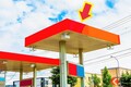 「ガソリンスタンドの屋根」はなぜ“平ら”なの？ 大雨でも大丈夫？ 屋根に隠された驚きの「工夫」とは？
