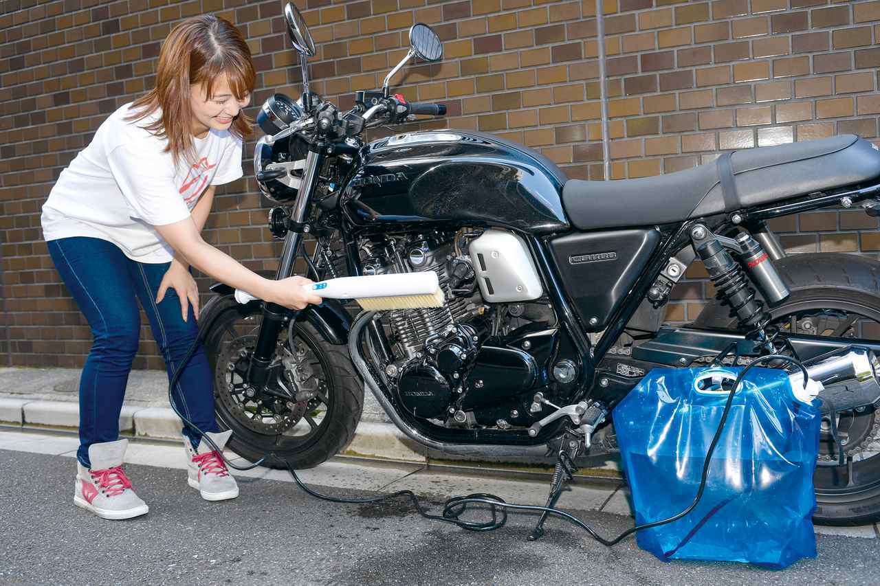 洗車難民に嬉しい便利なアイテム 水道のない場所でも手軽に使えるサンコー ハンディスプラッシュブラシ を使ってみた Webオートバイ 自動車情報サイト 新車 中古車 Carview