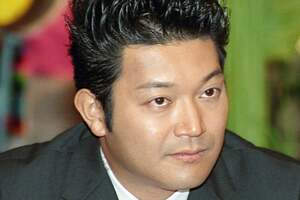 “ぐっさん”こと「山口智充」がカクカクデザインの「“超”四角いセダン」披露！ さっそく「ニヤけっぱなし」とお気に入りの存在に？ どんなクルマ!?