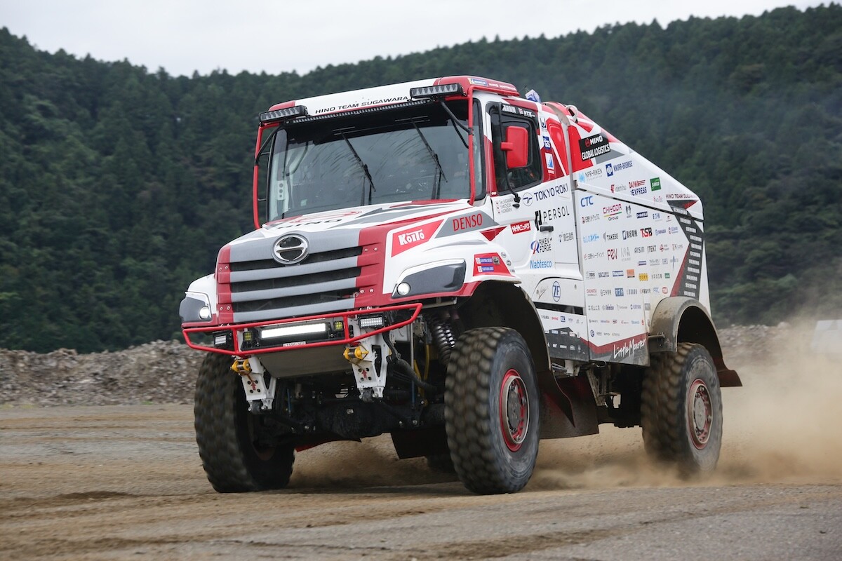 ダカールラリー2026に向け日野チーム始動!!　完成したばかりのニューマシンを採石場でシェイクダウン