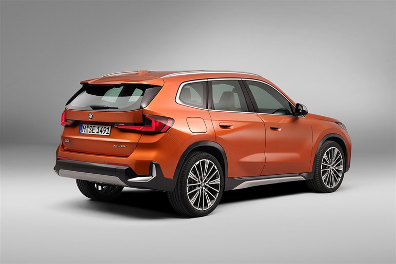 新型「BMW X1」登場！ ライバル「GLA」や先代X1よりお買い得か検証した