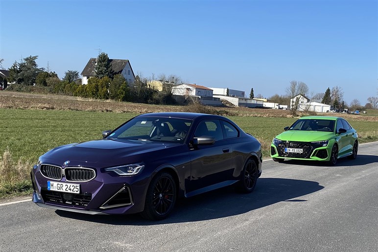 ドイツ超高性能コンパクト対決！ アウディ RS3とBMW M240i乗り比べ。暫定勝利はアウディだが…