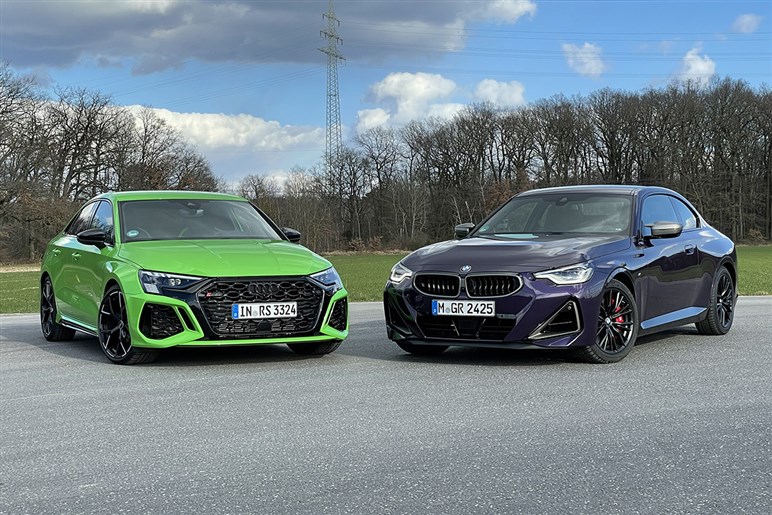 ドイツ超高性能コンパクト対決！ アウディ RS3とBMW M240i乗り比べ。暫定勝利はアウディだが…