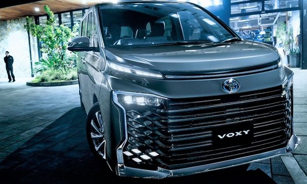 フロントフェイス限界突破 新型 ヴォクシー 進化にネット興奮 ノア も2タイプの顔 乗りものニュース 自動車情報サイト 新車 中古車 Carview