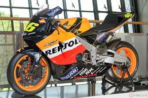 なぜV型5気筒エンジン!?　MotoGP初年度を圧倒的な強さで制したホンダ「RC211V」の時代とは